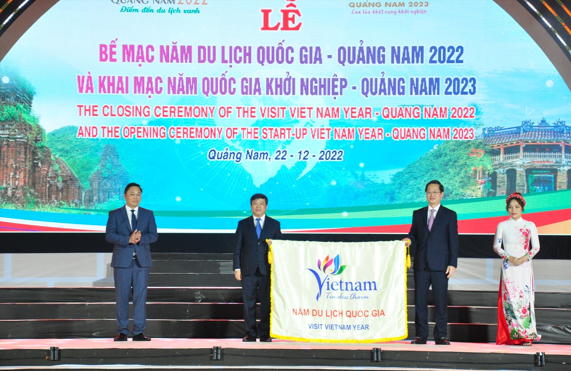 Ban Tổ chức chuyển giao cờ đăng cai tổ chức Năm Du lịch quốc gia 2023 cho tỉnh Bình Thuận 